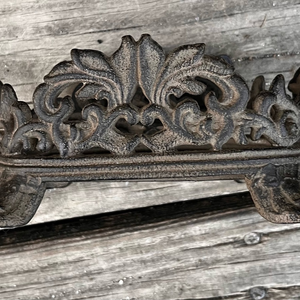 CHRIS MADDEN CORVELLA JCPENNEY VINTAGE GOTHIC IRON S&P DISPLAY HOLDER